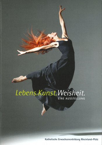 Cover der Ausstellung - eine rothaarige tanzende Frau im schwarzen Kleid